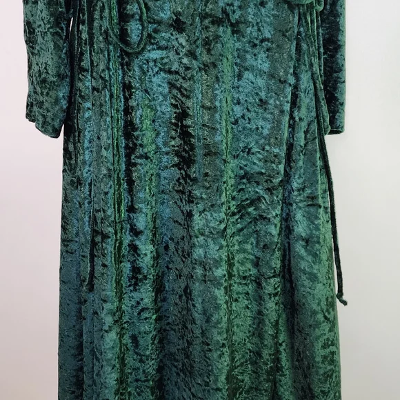 Vintage green Crushed velvet Renaissance lace up long dress - Picture 10 of 11